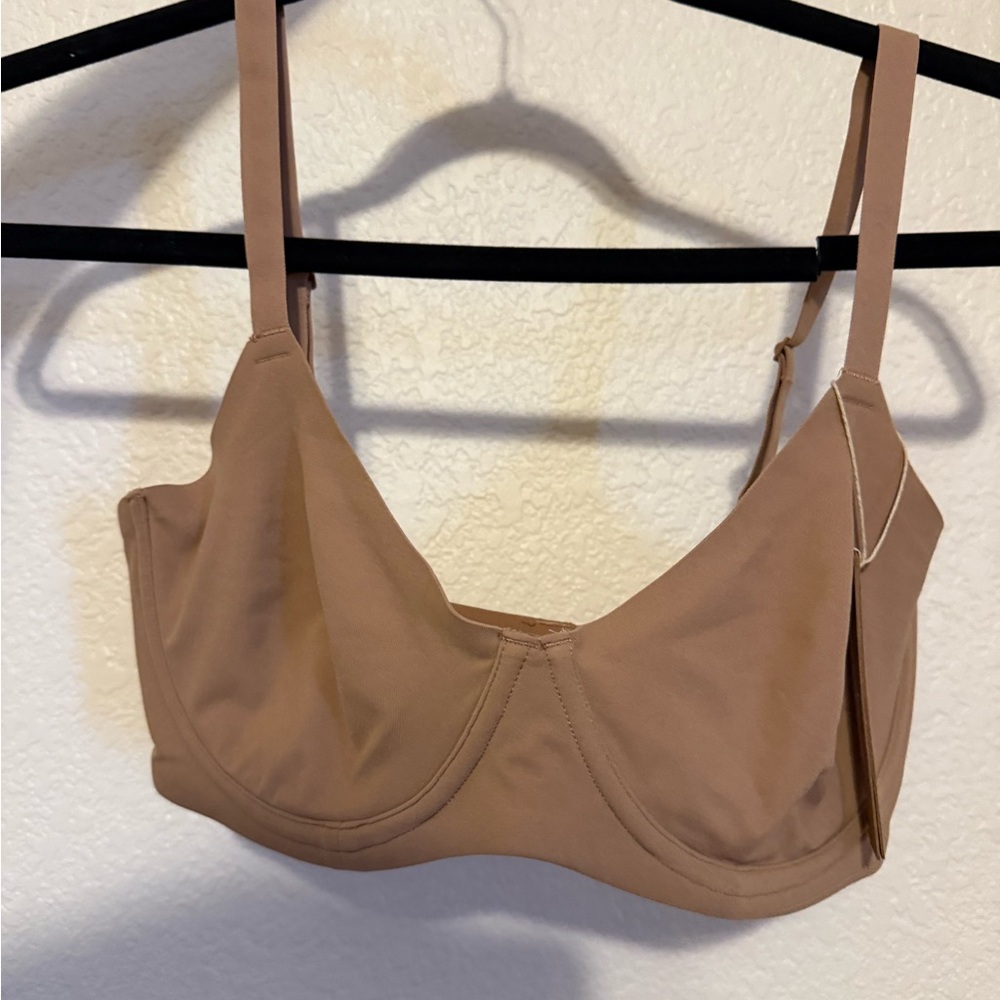 SKIMS  (Fits like a D cup) Fits everybody Bra